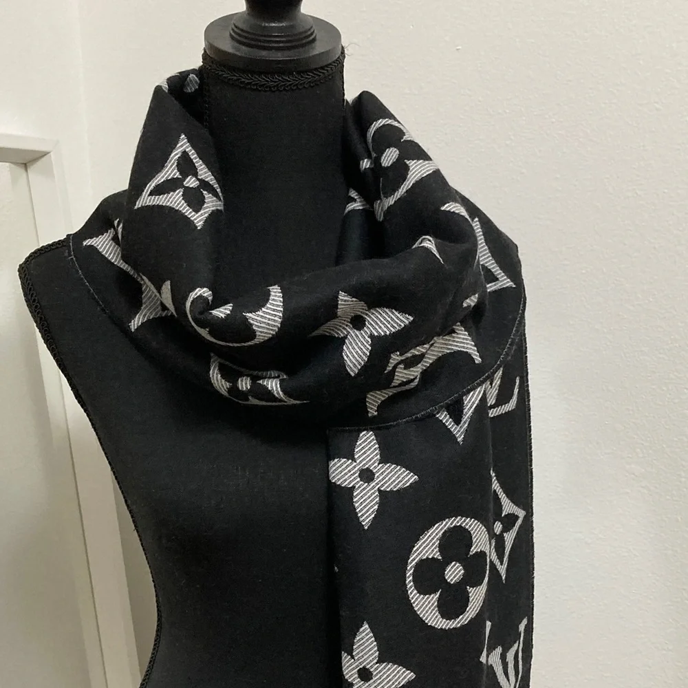 Louis Vuitton Black and White Monogram scarf - Picture 2 of 4